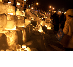 小樽運河会場。幻想的な光景の中、多数の観光客が行き交います。